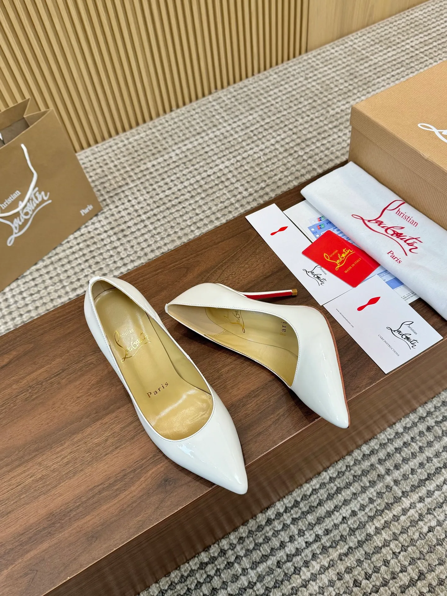 💕💕Factory direct selling price p440💕💕 Genuine leather sole +40 shipped all year round💝Christian Louboutin CL👠 "Imported cow patent leather💎Side hollow series" noble and luxurious, real blingbling👟👟 real materials, all customized by the pattern maker, and the materials are made of original customized materials to achieve the taste of the original 5 color options💍 Upper: Imported 👉cow patent leather💪 Lining: Sheepskin foot pad/lining Size: 34-40.41.42 Heel height: two options: 10.5cm and 8.5cm